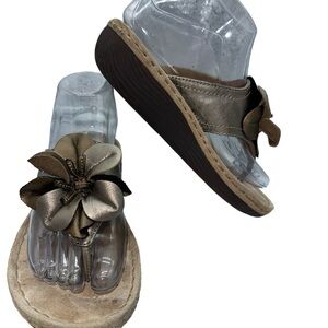 Clarks Leather Flip Flop Sandals with Flower, Size 7